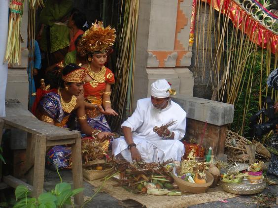 wedding party balinese.JPG
