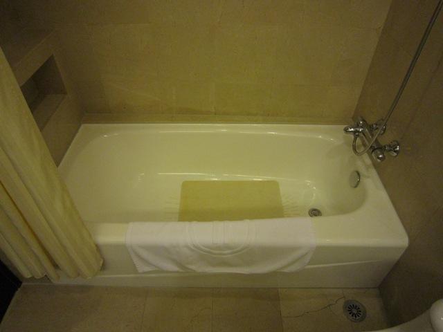 11 Bath tub.JPG