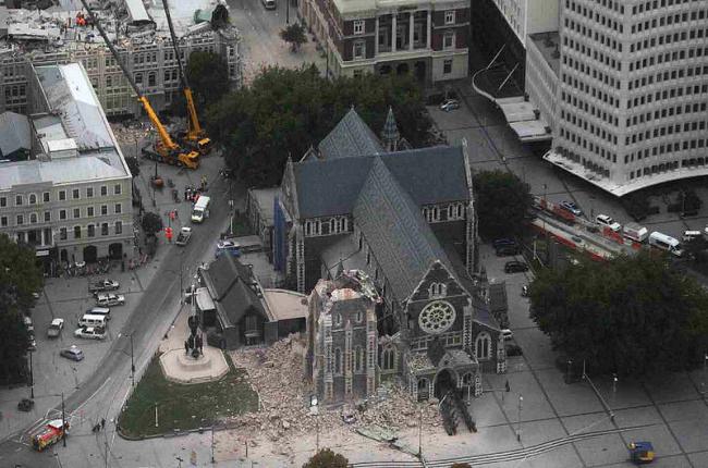 800px-ChristChurch_Cathedral_-_2011_earthquake_damage.jpg