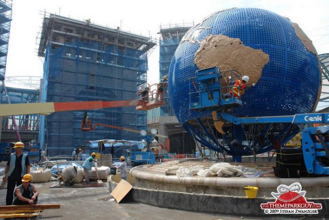 universal-globe-and-gate-in-the-back-big-compressed.jpg
