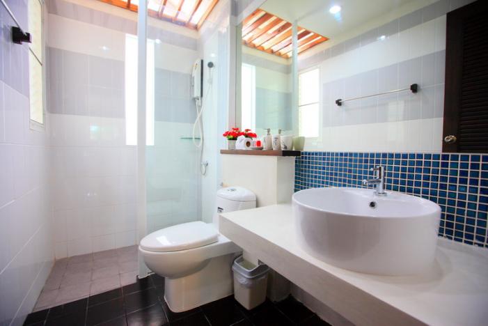 The One_001_bathroom_003.JPG